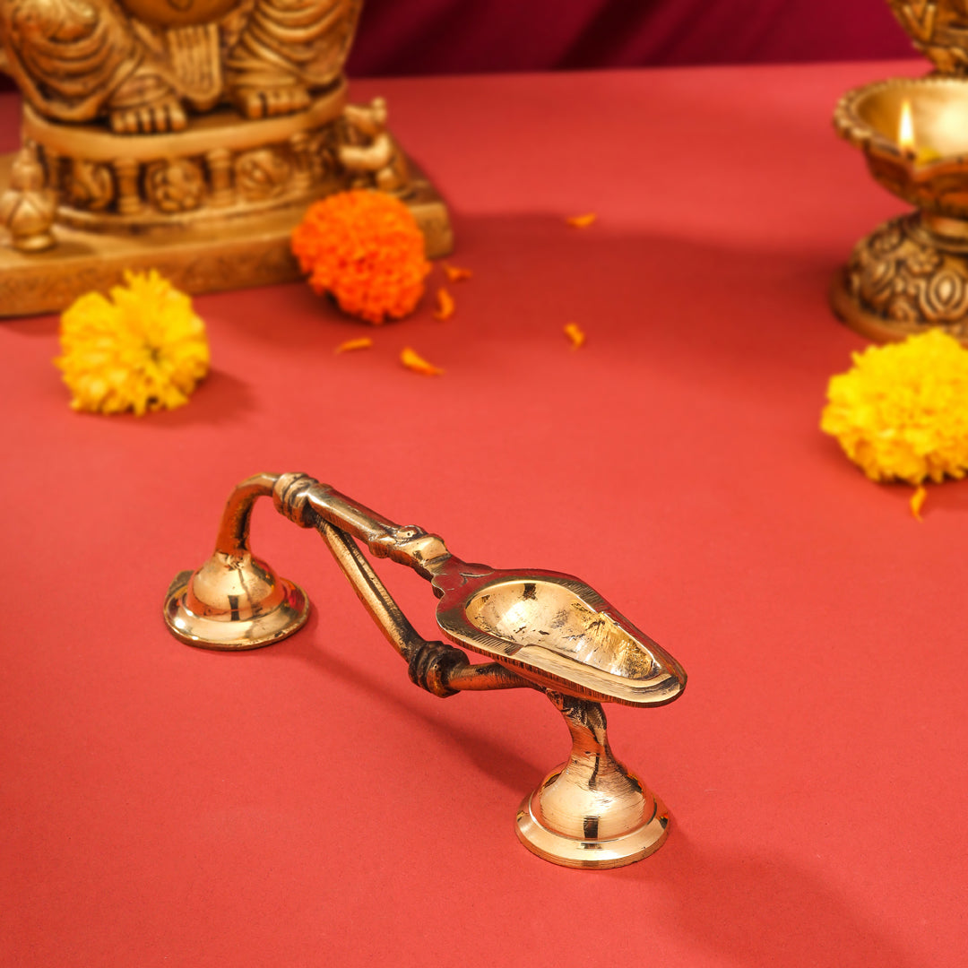 Brass Aarti Diya With Handle (7.5 Inch)