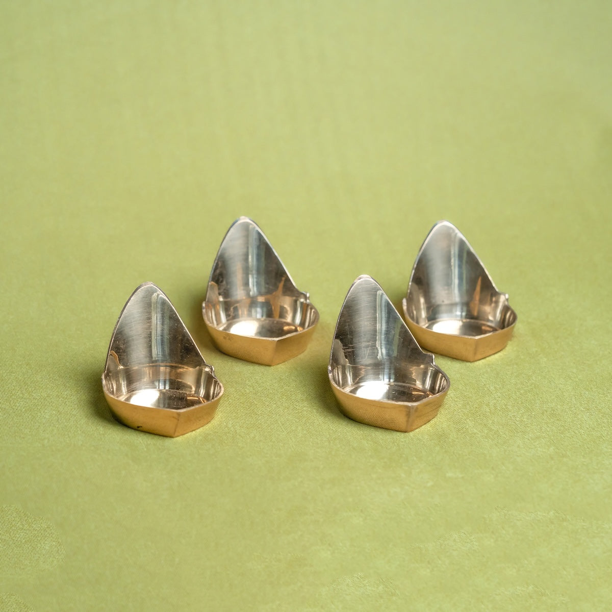 Brass Mada Vilakku Deepam – Set of 4 Handcrafted Traditional Lamps