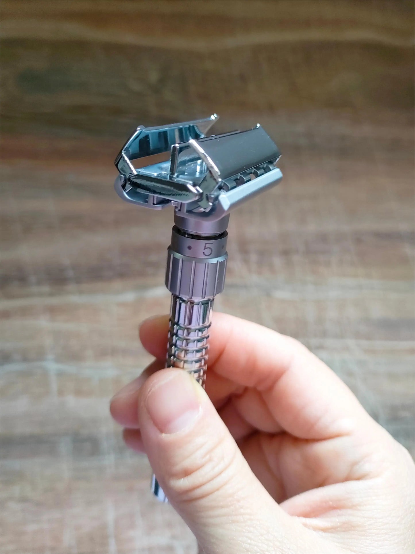 Adjustable Safety Razor for Men – Double Edge Classic Shaver (1–6 Settings) with 5 Blades | Stainless Steel Zinc Alloy
