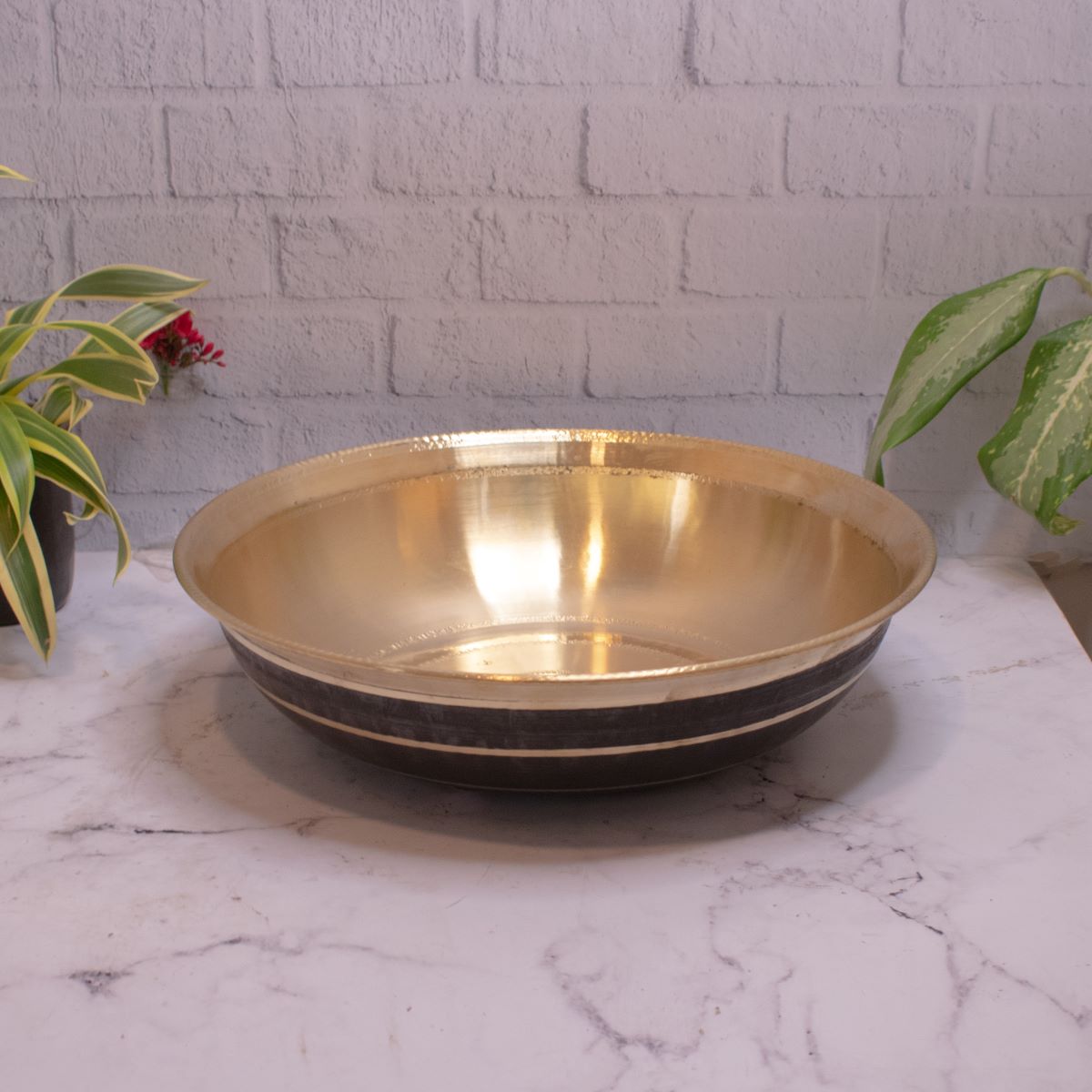 SAMA Homes - brass basin paraat