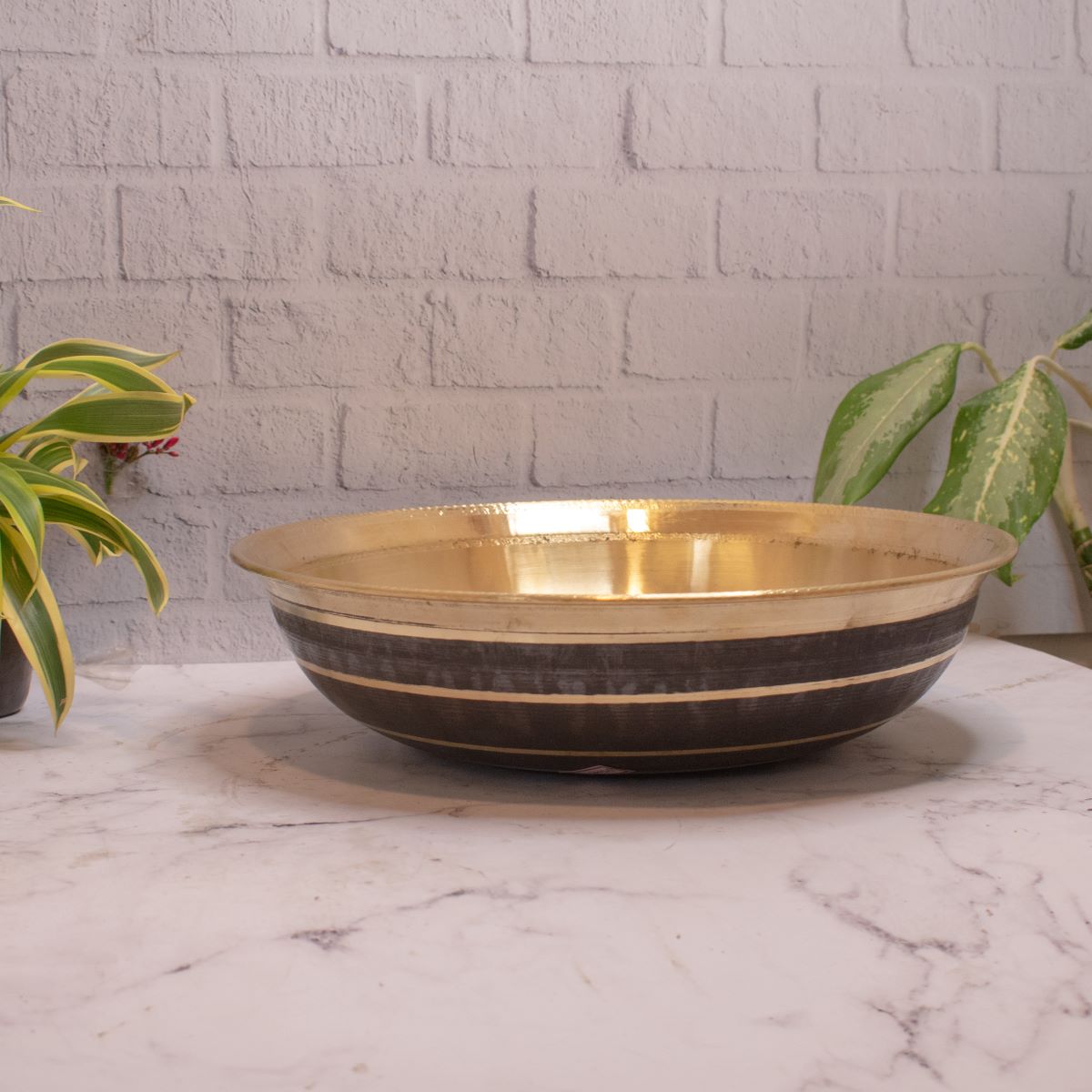 SAMA Homes - brass basin paraat