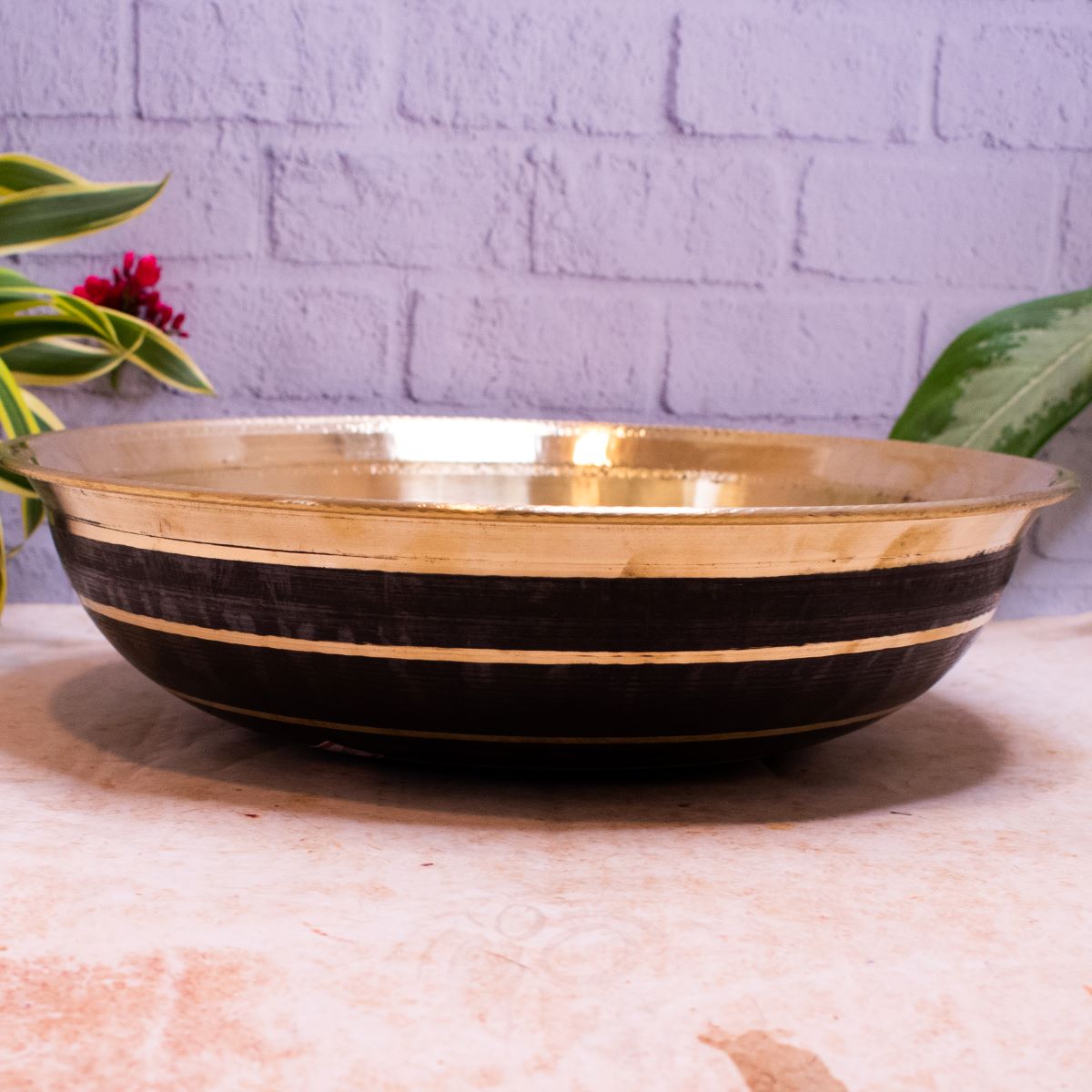 SAMA Homes - brass basin paraat
